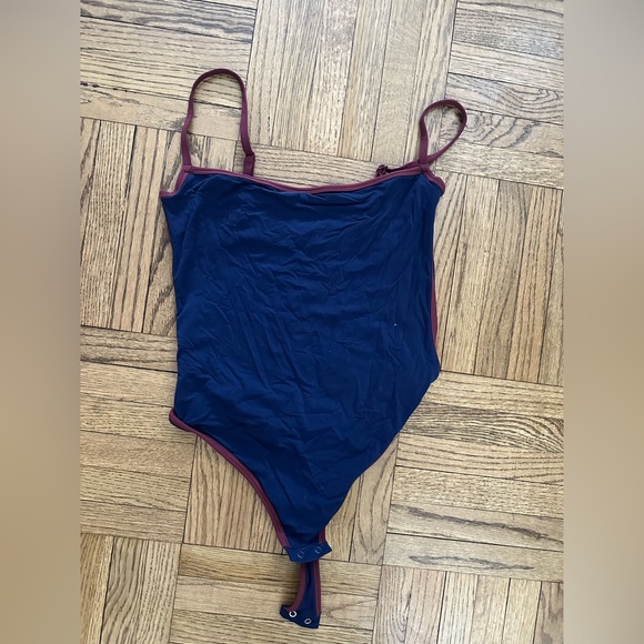 SKIMS FITS EVERYBODY CONTRAST TRIM SCOOP NECK BODYSUIT | NAVY/BURGUNDY - MEDIUM - Picture 2 of 3